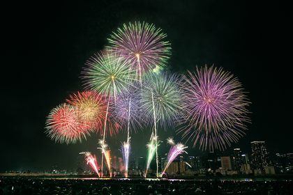 「〜HOPE〜みんなの想いを"キボウ"の花火に乗せて！！」をテーマに開催された『第35回 なにわ淀川花火大会』に響く、4年ぶりの大歓声