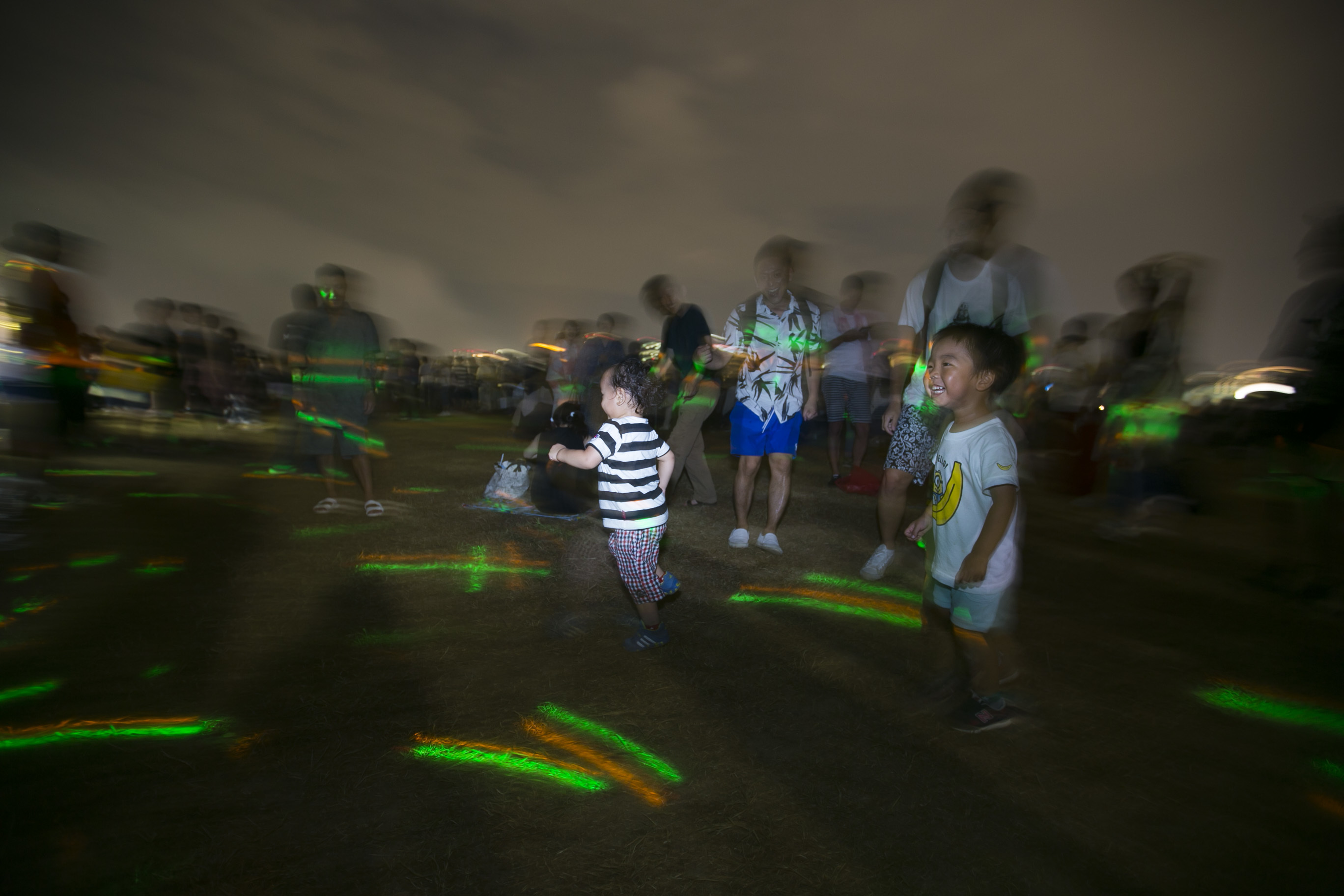 音楽に合わせて踊る子供ダンサー