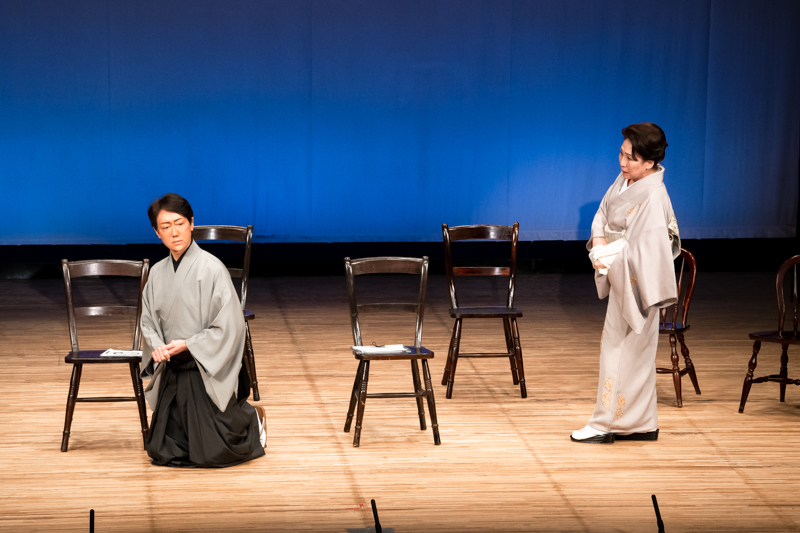 朗読劇『明治一代女』（左から）河合雪之丞、波乃久里子。緊張感のあるシーンが続く。