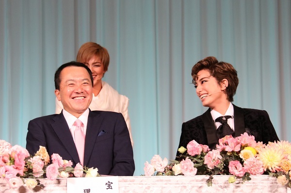 （左から）小川友次理事長、柚香光