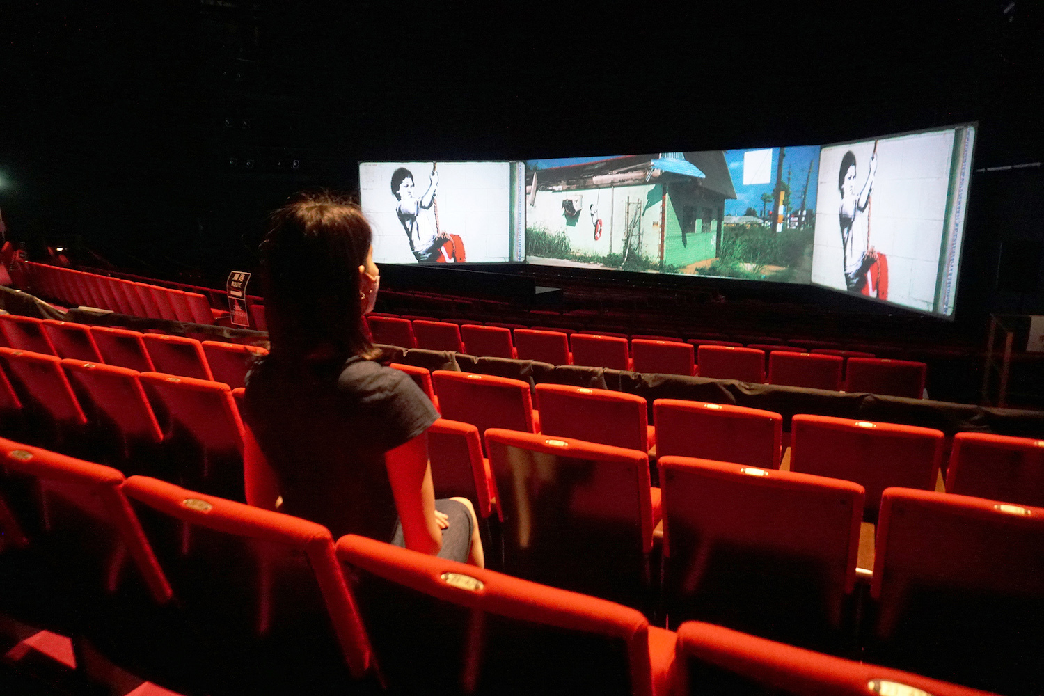 劇場ならではの大型3面スクリーンは札幌展独自