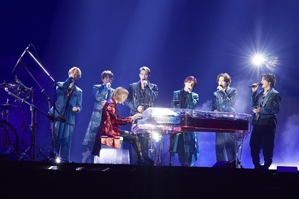 YOSHIKI、SixTONES初の東京ドーム公演にサプライズ登場　「Imitation Rain」ドラム＆ピアノでのコラボパフォーマンス