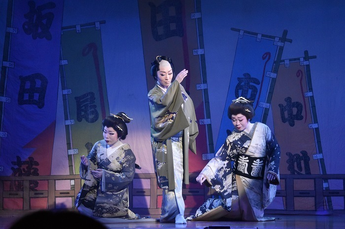 共演者の芝居を尊重することで、名場面が生まれる。4月の東京公演では、女優3人による『三人祭り』が話題を集めた。左から長谷川桜、愛京花、藤乃かな。