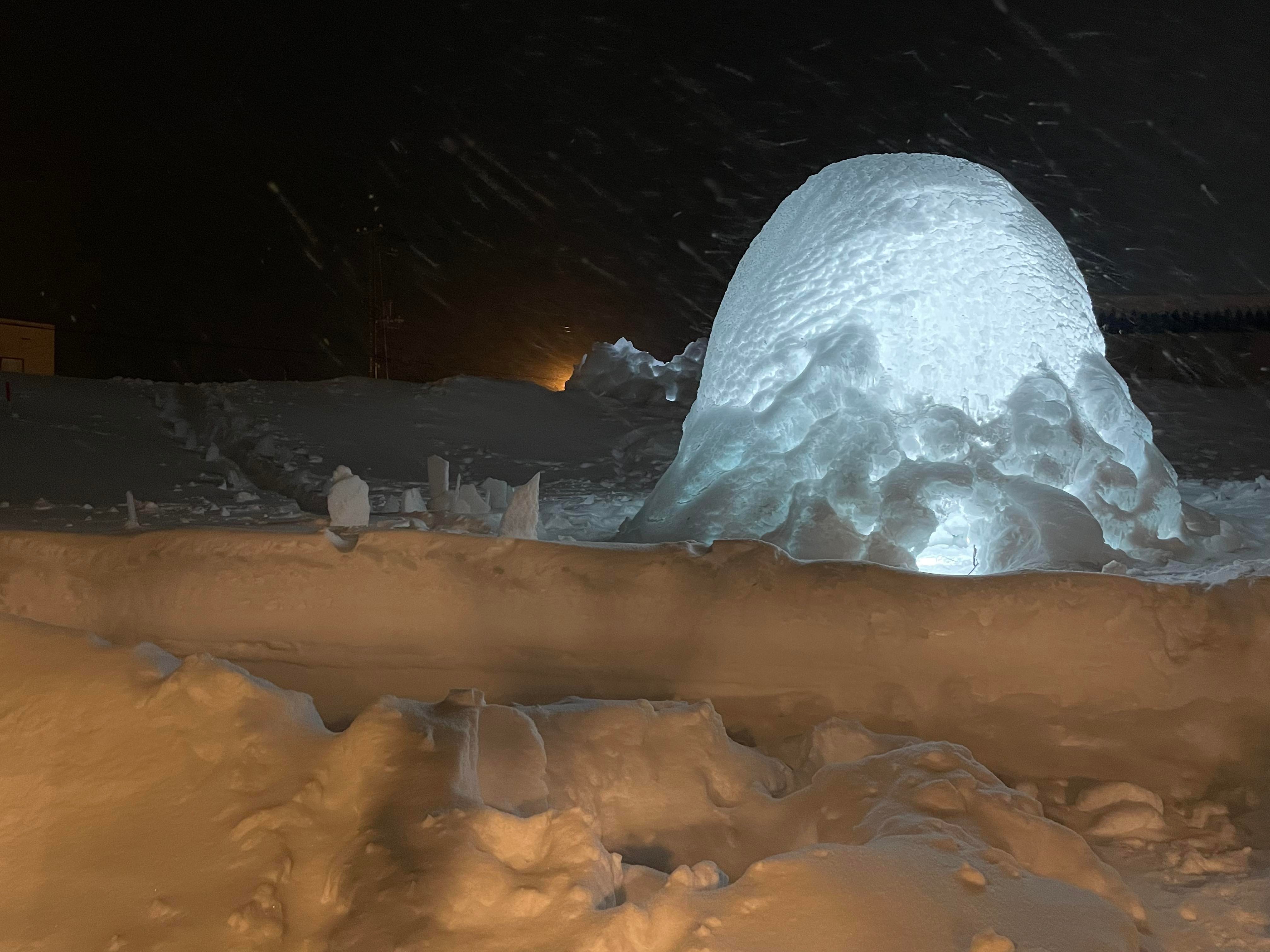 THE ICEMANSが手がけた「雪きのこ」。雪の状態によって様相が変わる