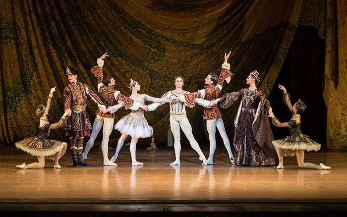 『ライモンダ』第2幕 （C）Wiener Staatsballett/Ashley Taylor