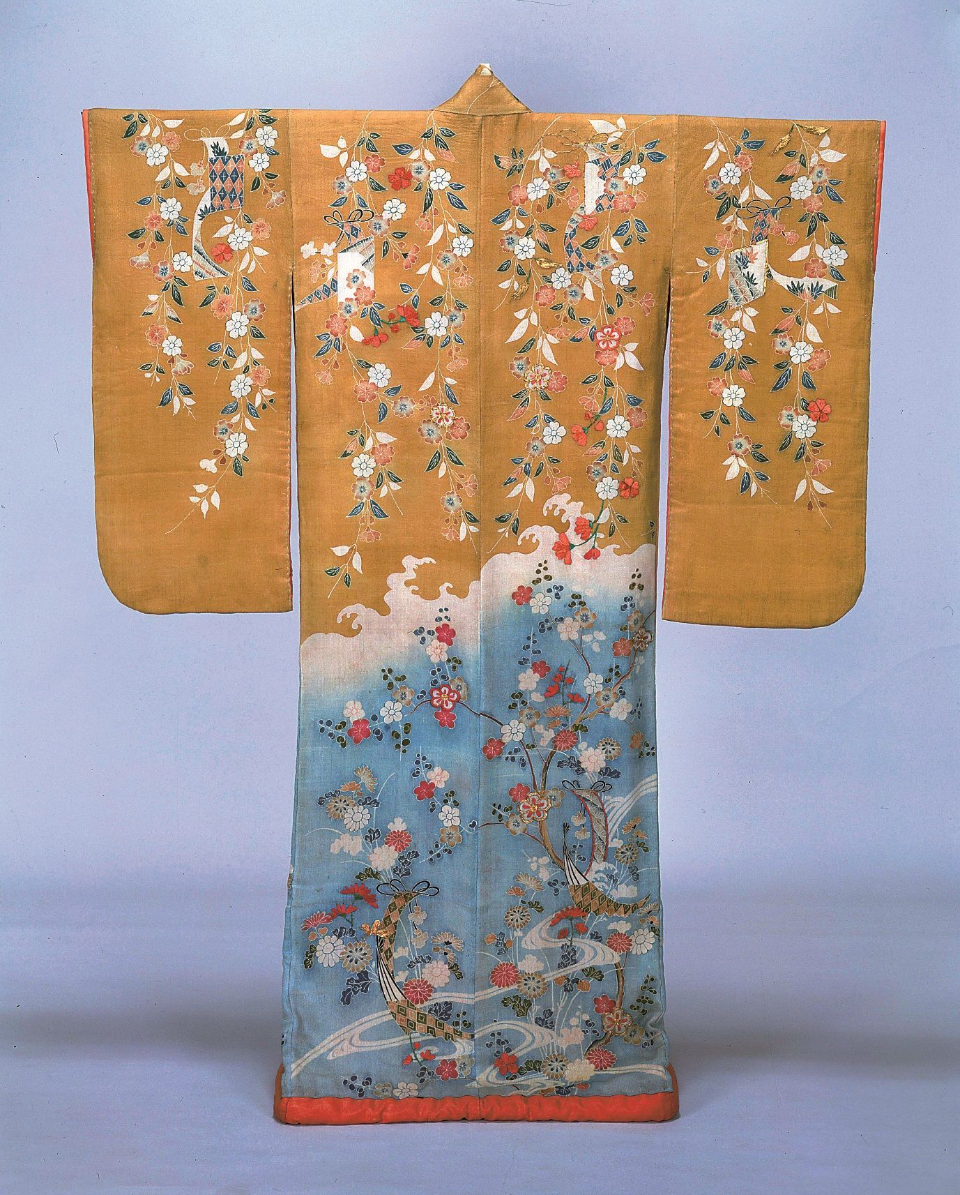 振袖 染分縮緬地枝垂桜菊短冊模様 江戸時代・18世紀 本館10室
