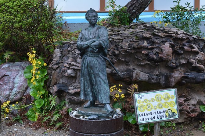 長崎の風頭公園にある龍馬像の原型（昨：山崎和国氏）