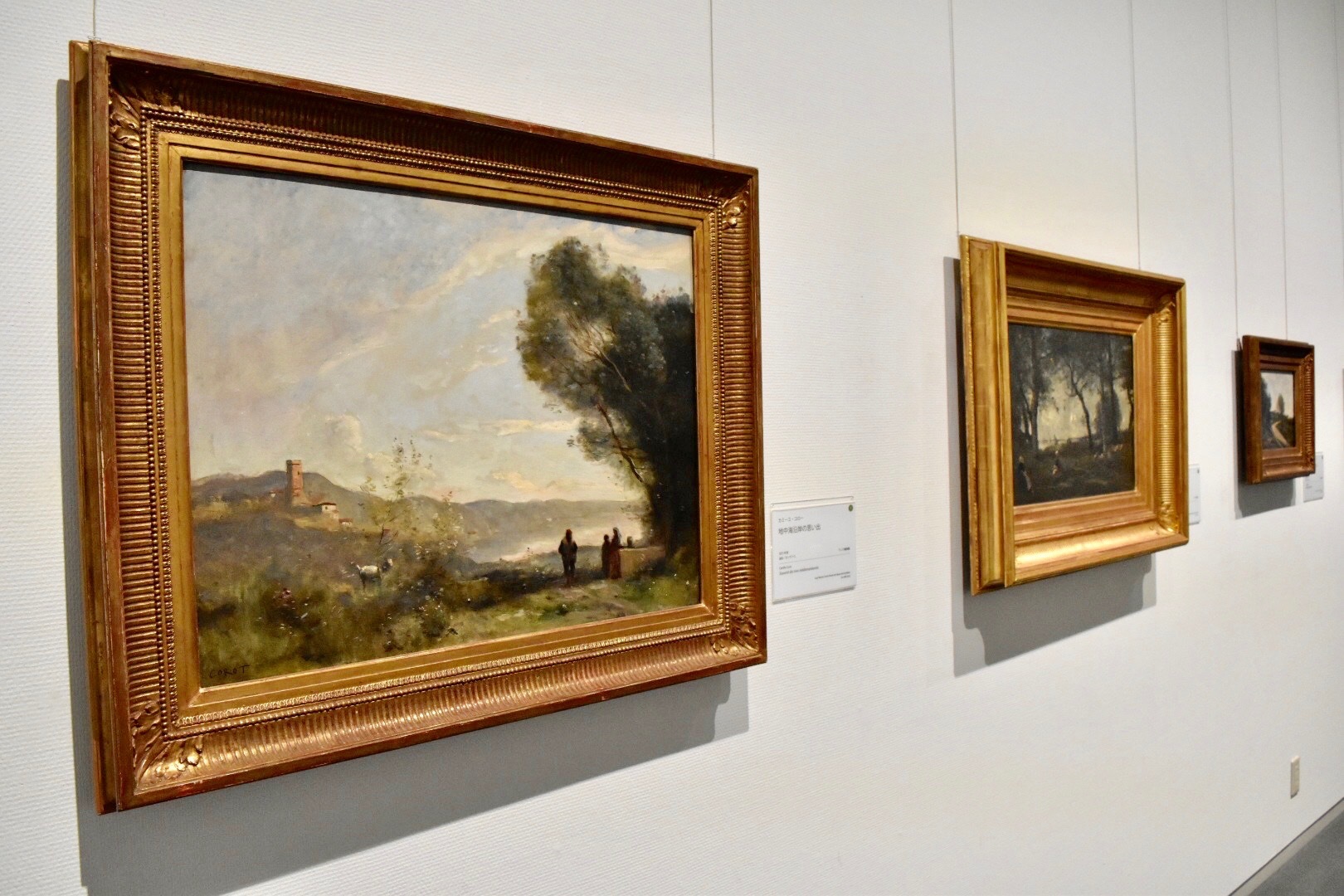 左：カミーユ・コロー　《地中海沿岸の思い出》　1873年頃　ランス美術館蔵