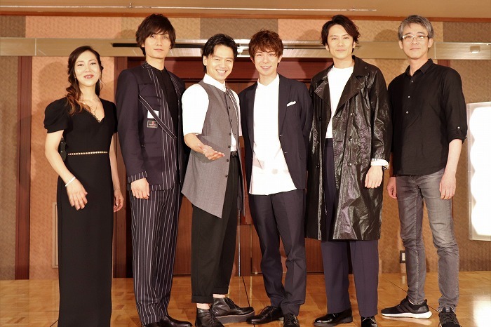 （左から）露崎春女、加藤和樹、中川晃教、柿澤勇人、小西遼生、板垣恭一