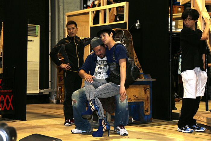 勝矢さんの膝の上にも乗っちゃいます！　ブロードウェイミュージカル『キンキーブーツ』