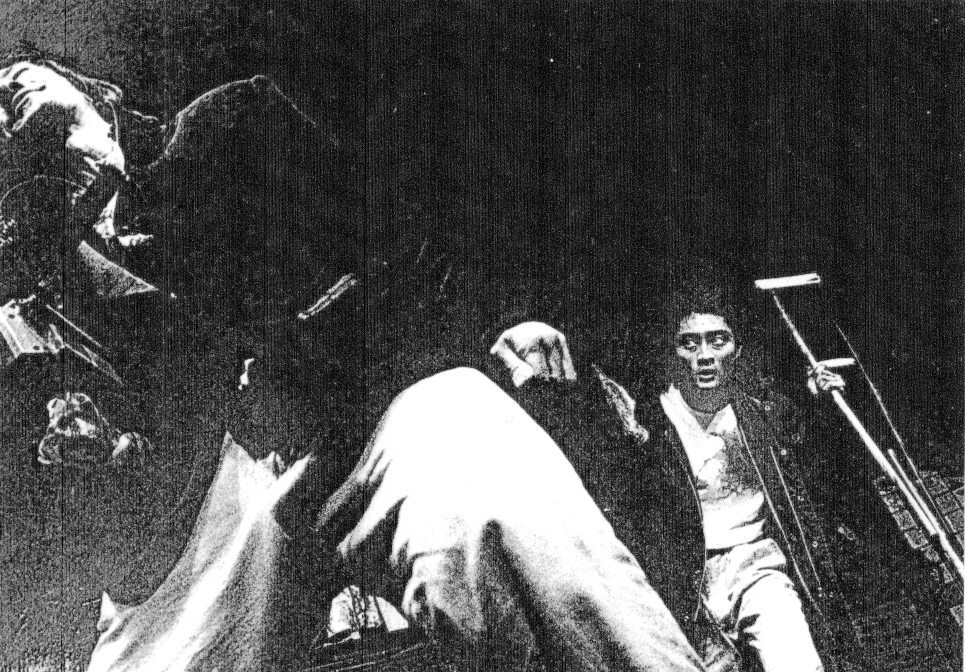 唐組『ビンローの封印』1992年の初演より。左側は元劇団員の伊藤ゲン。右側は現在“役者武者修行中”の稲荷卓央。 ©唐組