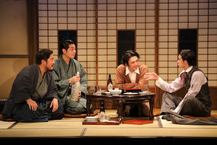 舞台『絢爛とか爛漫とか』のゲネプロの様子。鈴木勝大、安西慎太郎、川原一馬、加治将樹（右から）。