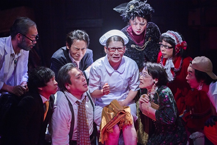 2019年末に合同公演形式で上演した、劇団いちびり一家＋南河内万歳一座☆オールスターズ『デタラメカニズム』より。 ［撮影］谷古宇正彦