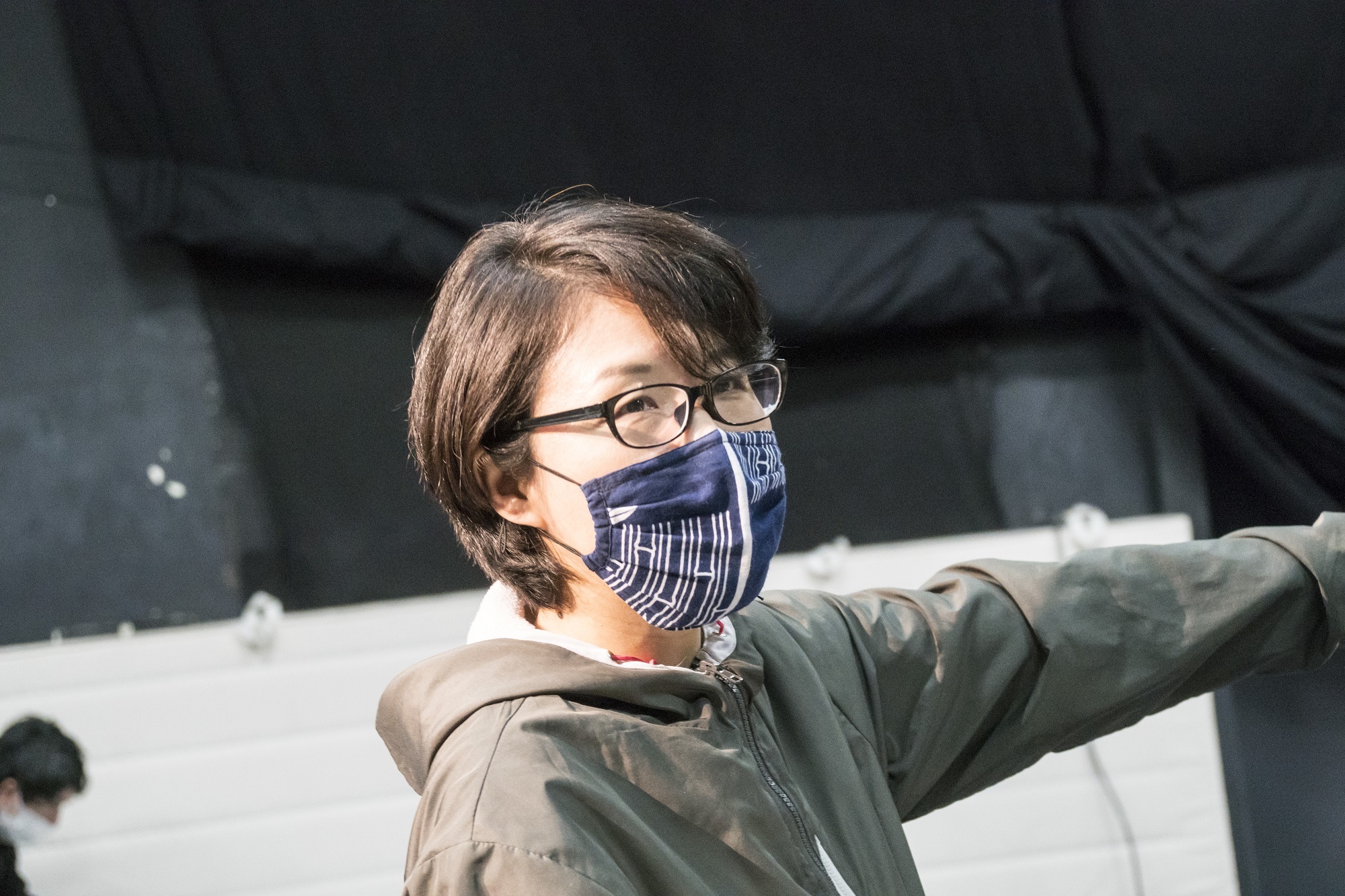 演劇集団円『光射ス森』、劇作・演出を手がける内藤裕子。 撮影／森田貢造