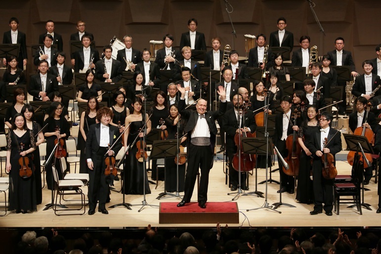 首席指揮者就任披露定期演奏会でショスタコーヴィチ交響曲第4番を演奏後のカーテンコール（2014.4. フェスティバルホール） (c)飯島隆