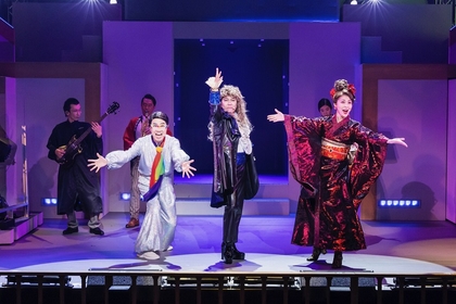 宮藤官九郎「とにかく傍聴して下さい！」～阿部サダヲ、松たか子ら出演の「大パルコ人」第5弾オカタイロックオペラ『雨の傍聴席、おんなは裸足…』が開幕