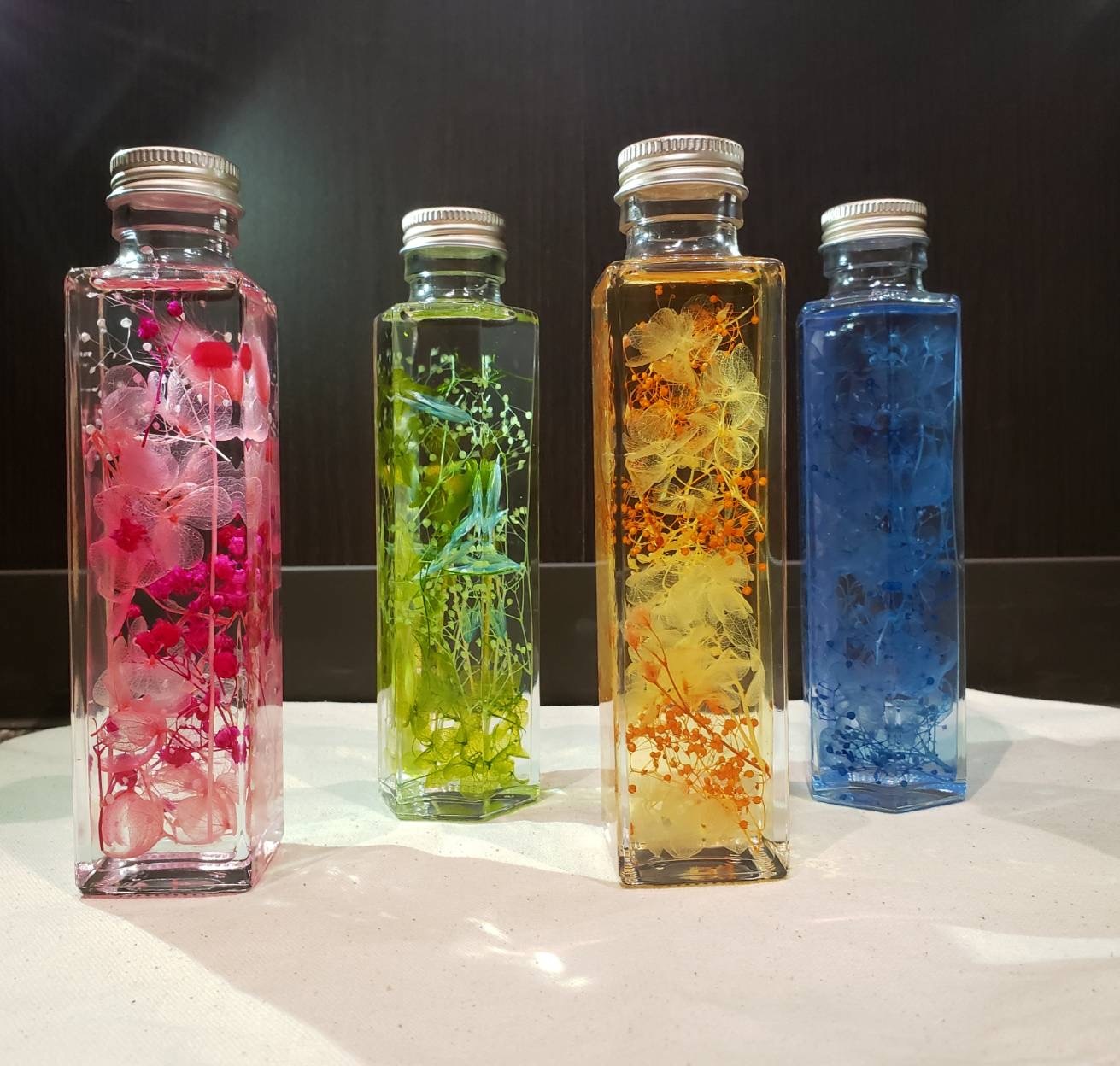 ガラスの可愛い小瓶にお花をオイル漬けにする体験イベント『ハーバリウム作り』