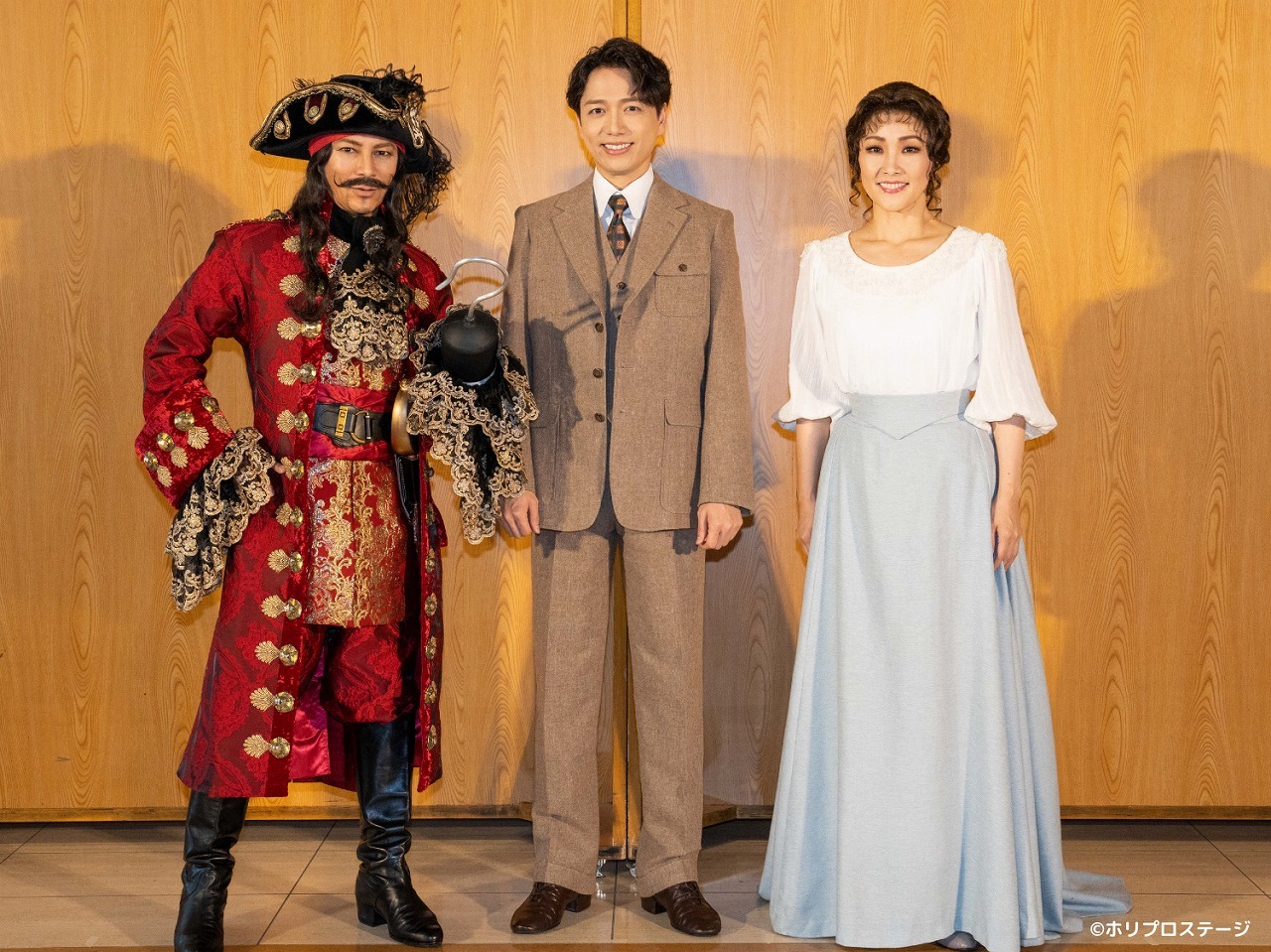 （左から）フック船長／チャールズ・フローマン役：武田真治、ジェームズ・バリ役：山崎育三郎、シルヴィア・デイヴィス役：濱田めぐみ