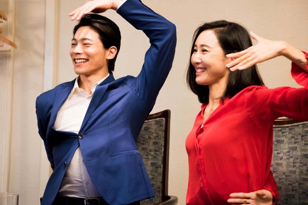 2人そろってトキを表現 撮影＝髙村直希