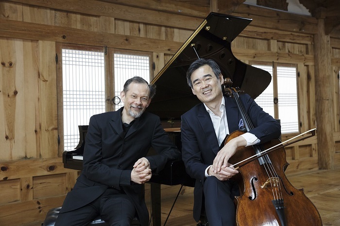 （右から）ヤン･スンウォン（チェロ）、エンリコ･パーチェ（ピアノ）