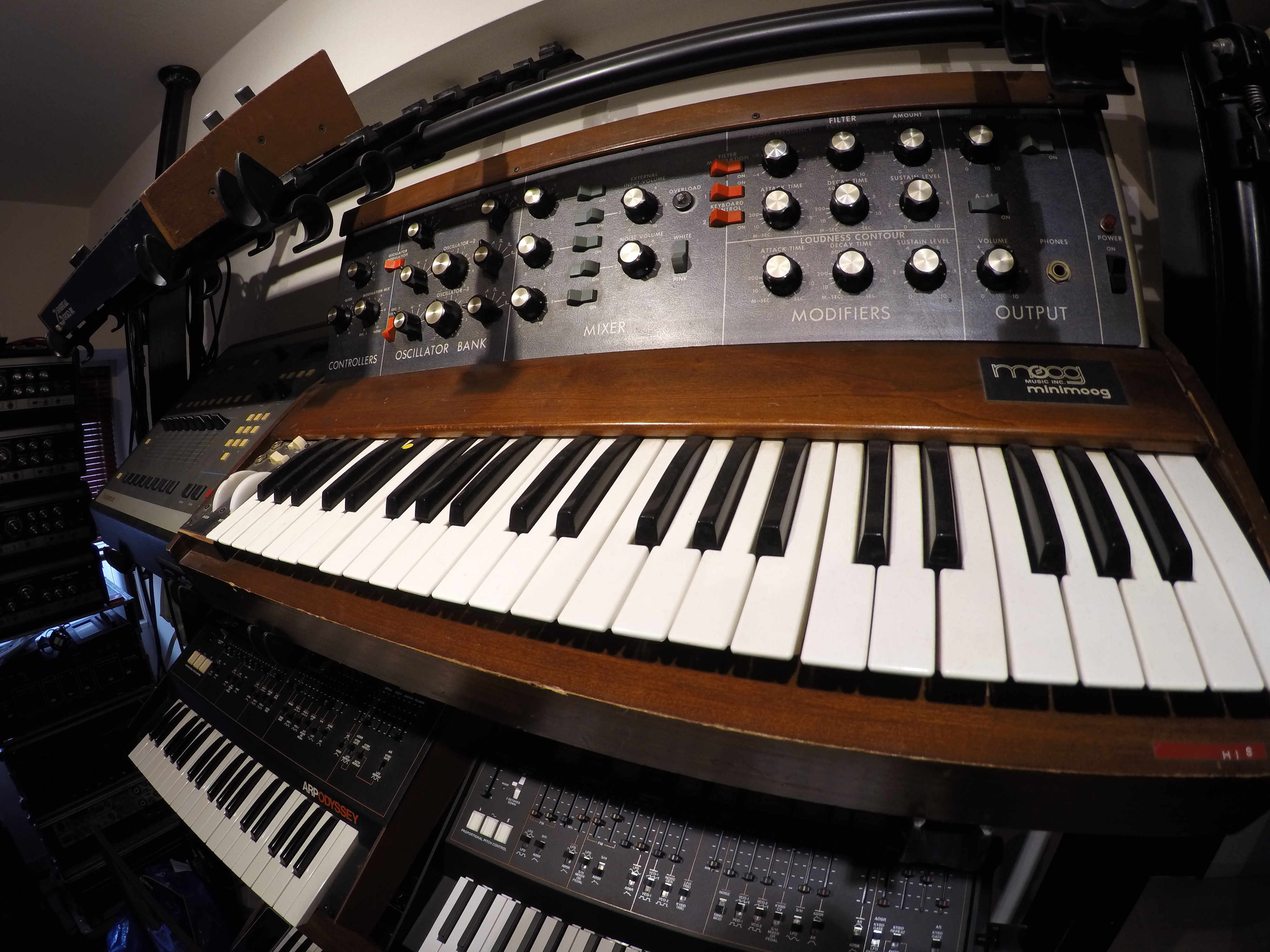 MOOG MINIMOOG　1971年発売。無人島に持っていくならコレだ。(電気が無いと動かないが)アナログシンセサイザーの代名詞。そして王様。
