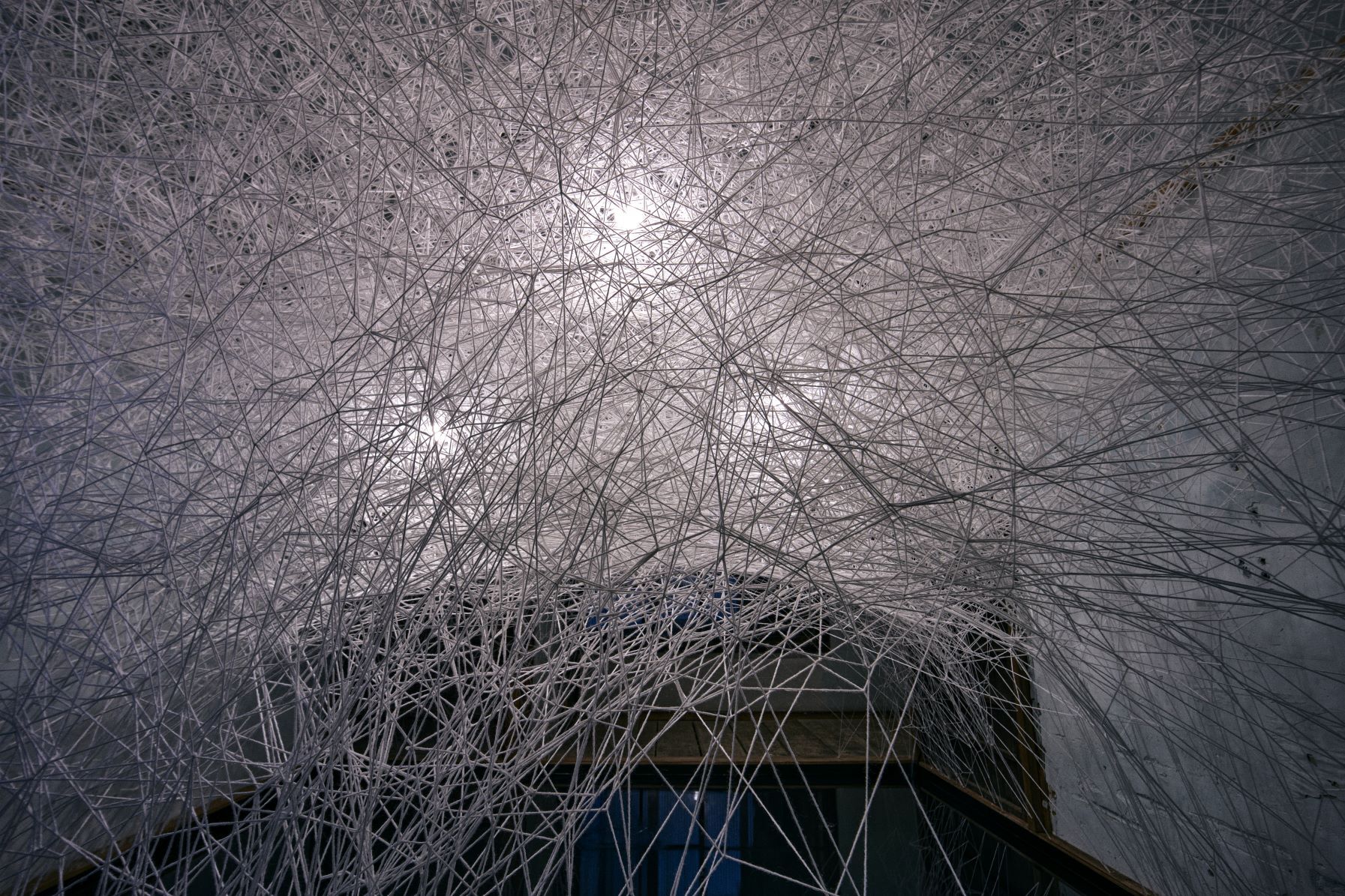 塩田千春「巡る記憶」2022 年 写真：Sunhi Mang (c)JASPAR, Tokyo, 2024 and Chiharu Shiota