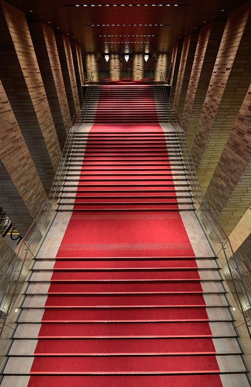 幅7.2ｍ、51段の大階段は、フェスティバルホールの象徴