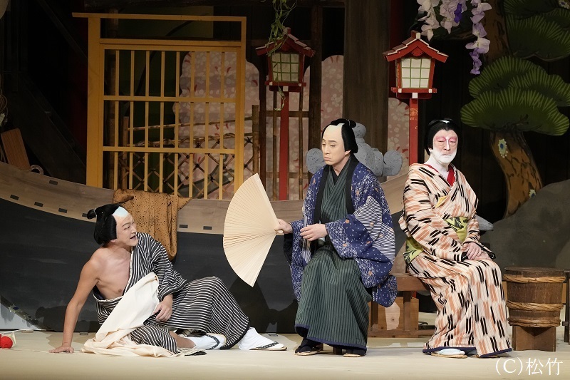 夜の部『歌舞伎絶対続魂 幕を閉めるな』（左より）山本小平次=中村獅童、狂言作者花桐冬五郎=松本幸四郎、竹島いせ菊=坂東彌十郎