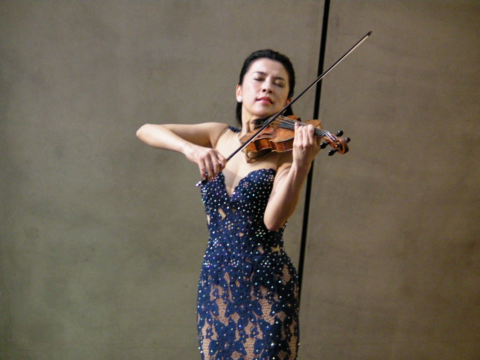 内覧会の同日に行われた開会式で、テーマ曲を演奏するヴァイオリニストの川井郁子。