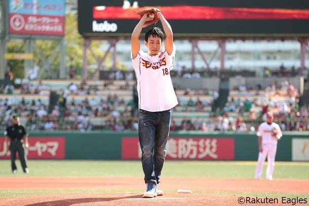 投球フォームを取るファンキー加藤。(c)Rakuten Eagles