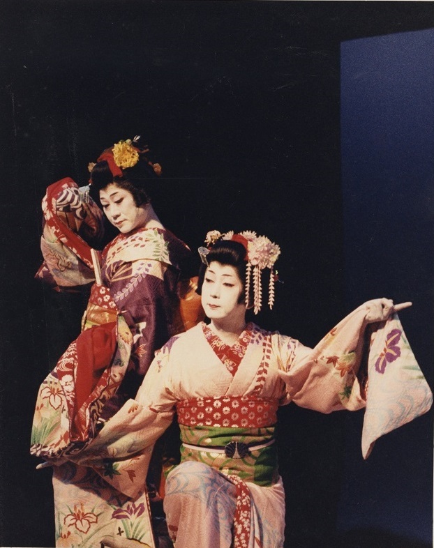 文楽協会創立25周年記念の「天地会」では、人形遣いの吉田簑助と共に踊りを披露（1988年）。 　　　　　　提供：鶴澤清治 