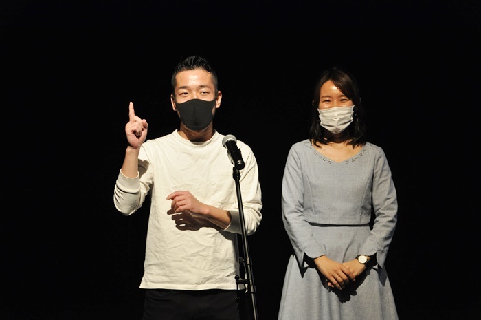 『E9アートカレッジ第1期公演』は、京都最大級の会員数を誇るコワーキングスペース[コラボアースE9]を利用するビジネスパーソンたちの、実際のエピソードや心境を芝居仕立てで見せる作品。