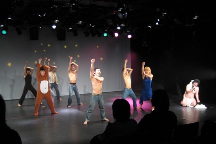 すみだが加入した直後の舞台『肉乃聖舟～Go to Niku～ノアのハコブネ～ぶっちぎるぜ』『蜂蜜♥肉肉～スウィートハートメモリー～』（2008年）。当時すみだ（右から二番目）は女装での登場がお約束だった。