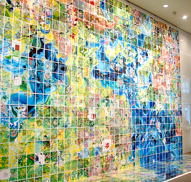 ジェリー・グレッツィンガー《Jerry’s Map》2016 　「愛知県美術館」を訪れると、まず目に飛び込んでくるのがこの作品。ポスターやチラシ、公式ガイドブックの表紙などに今回のメインビジュアルとして起用されている