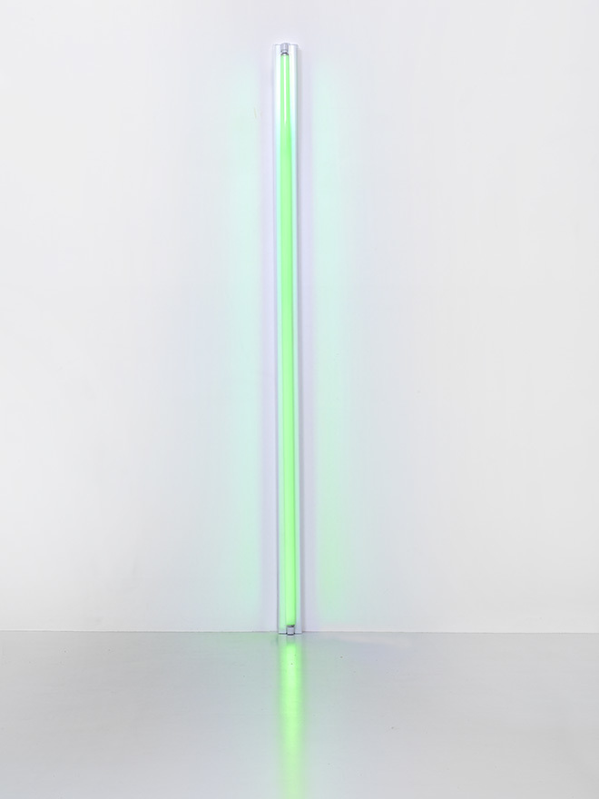 『Untitled (無題）』 (1963年）  緑色の直管蛍光灯 244 x 10 x 7 cm Courtesy Fondation Louis Vuitton  Photo credit: © Adagp, Paris 2017