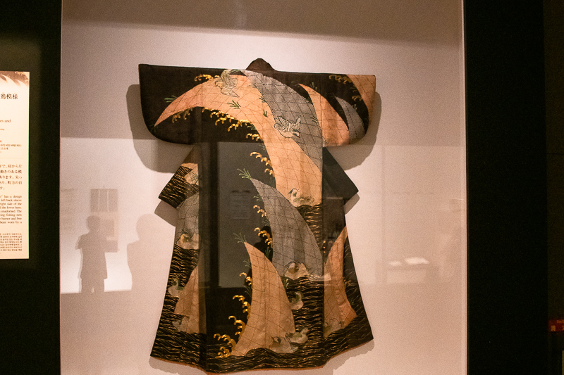 重要文化財《小袖 黒綸子地波鴛鴦模様》東京国立博物館