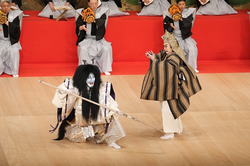 昼の部『船弁慶』新中納言平知盛の霊=市川團十郎、武蔵坊弁慶=市川右團次 ／(C)松竹