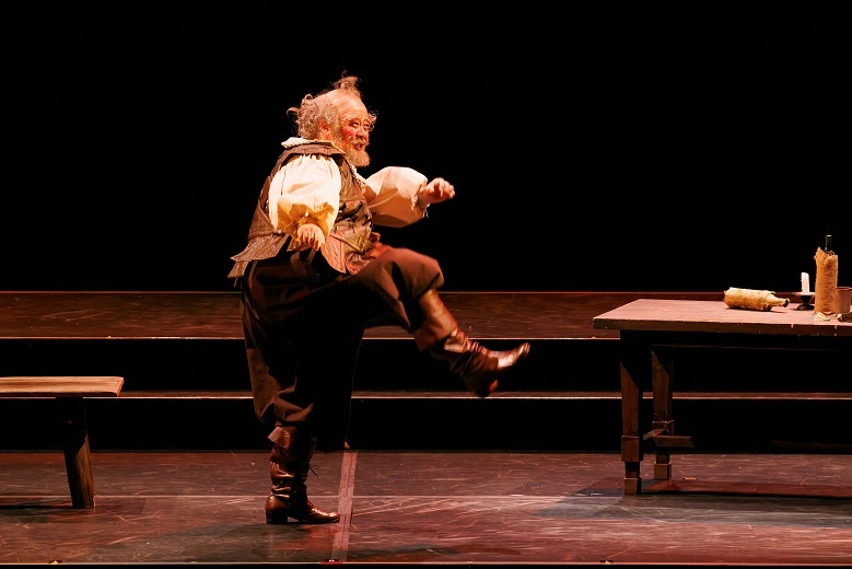 ファルスタッフを演じる青山貴(バリトン）　びわ湖ホールオペラへの招待　ヴェルディ歌劇『ファルスタッフ』（2022.7.15〜18 びわ湖ホール中ホール）