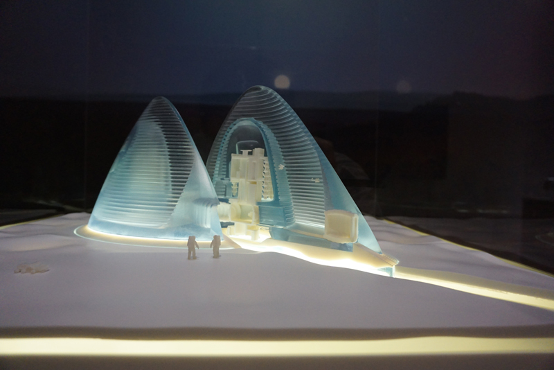 スペース・エクスプロレーション・アーキテクチャ・アンド・クラウズ・アーキテクチャ・オフィス 《マーズ・アイス・ハウス》 2015年 3Dプリント模型、台座に内照ライト、映像 作家蔵