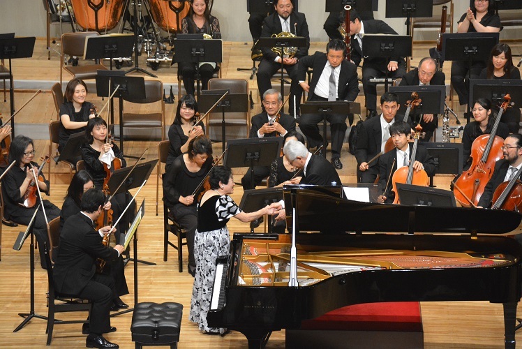 大阪フィルとの演奏を終えて。指揮者 秋山和慶と握手をする池田洋子（2016.11.6） 　写真提供：みつなかホール