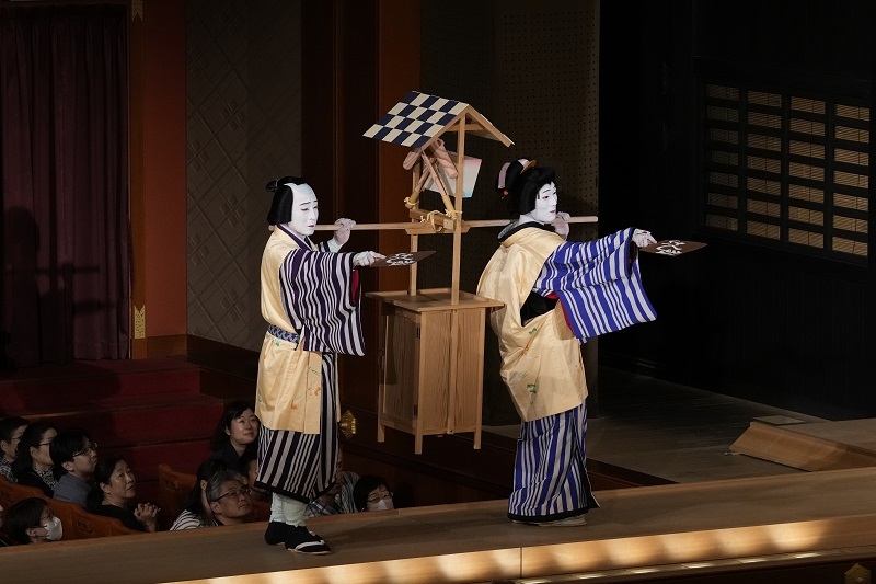 第一部『団子売』（左より）杵造=松本幸四郎、お福=中村勘九郎 ／(C)松竹