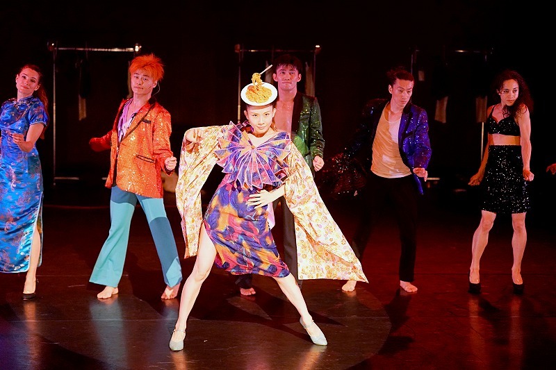 左から Léonore Zurflüh、Aokid、Yu Okamoto(岡本優)、 Sato Yamada(山田暁)、Issue Park、Noémie Ettlin ／KAAT×TJP『ダンスマラソンエクスプレス(横浜⇔花巻)』撮影＝大洞博靖