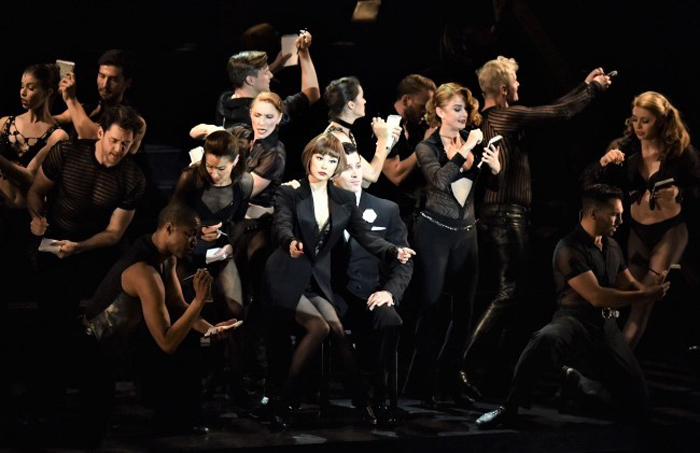 『シカゴ』でヴォードヴィル・スタイルのナンバーを披露する、主演の米倉涼子（中央）とキャスト 