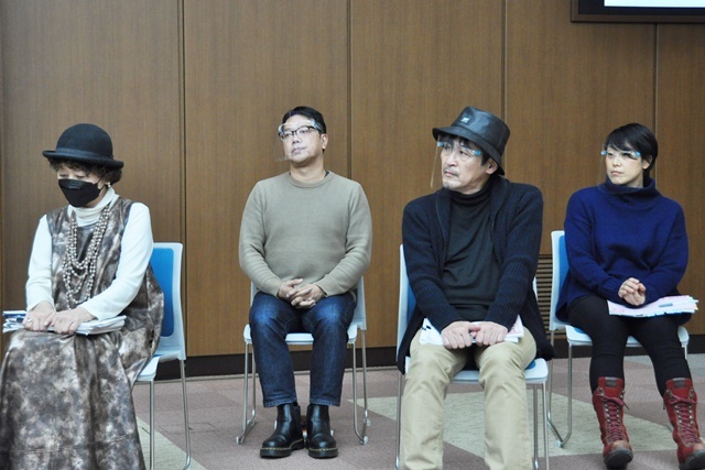 （左から）選考委員の鈴木裕美、土田英生、佃典彦、樋口ミユ。もう一人の選考委員の佐藤信は、今回欠席した。