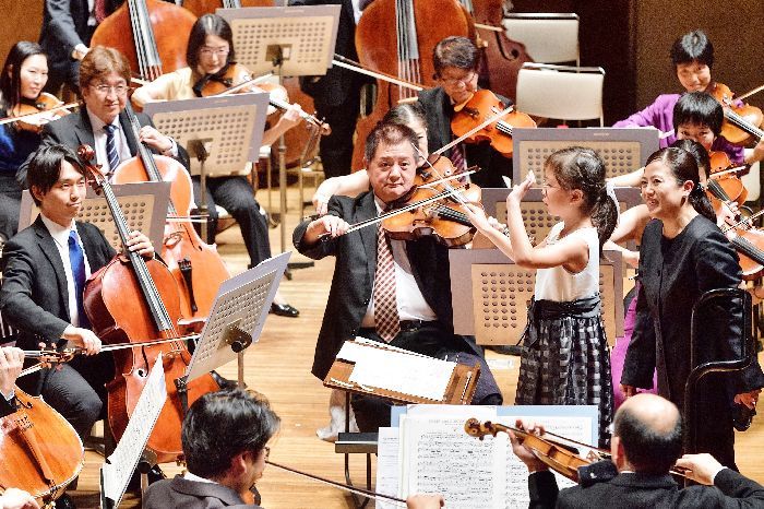 プロのオーケストラを指揮できるなんて、稀少な経験だ (c)青柳聡