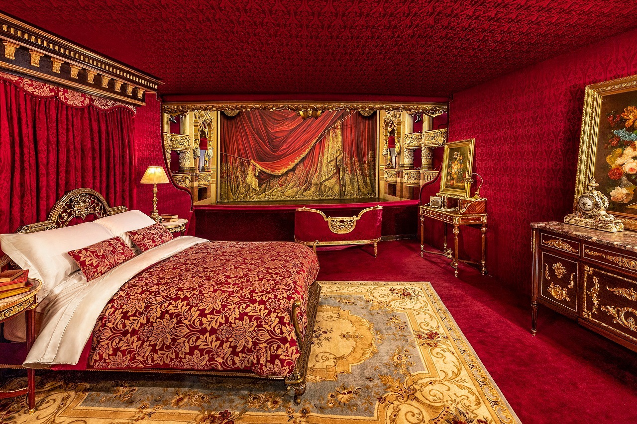  Opera Airbnb - Bedroom Presidential Box -  　　Credit Thibaut Chapotot