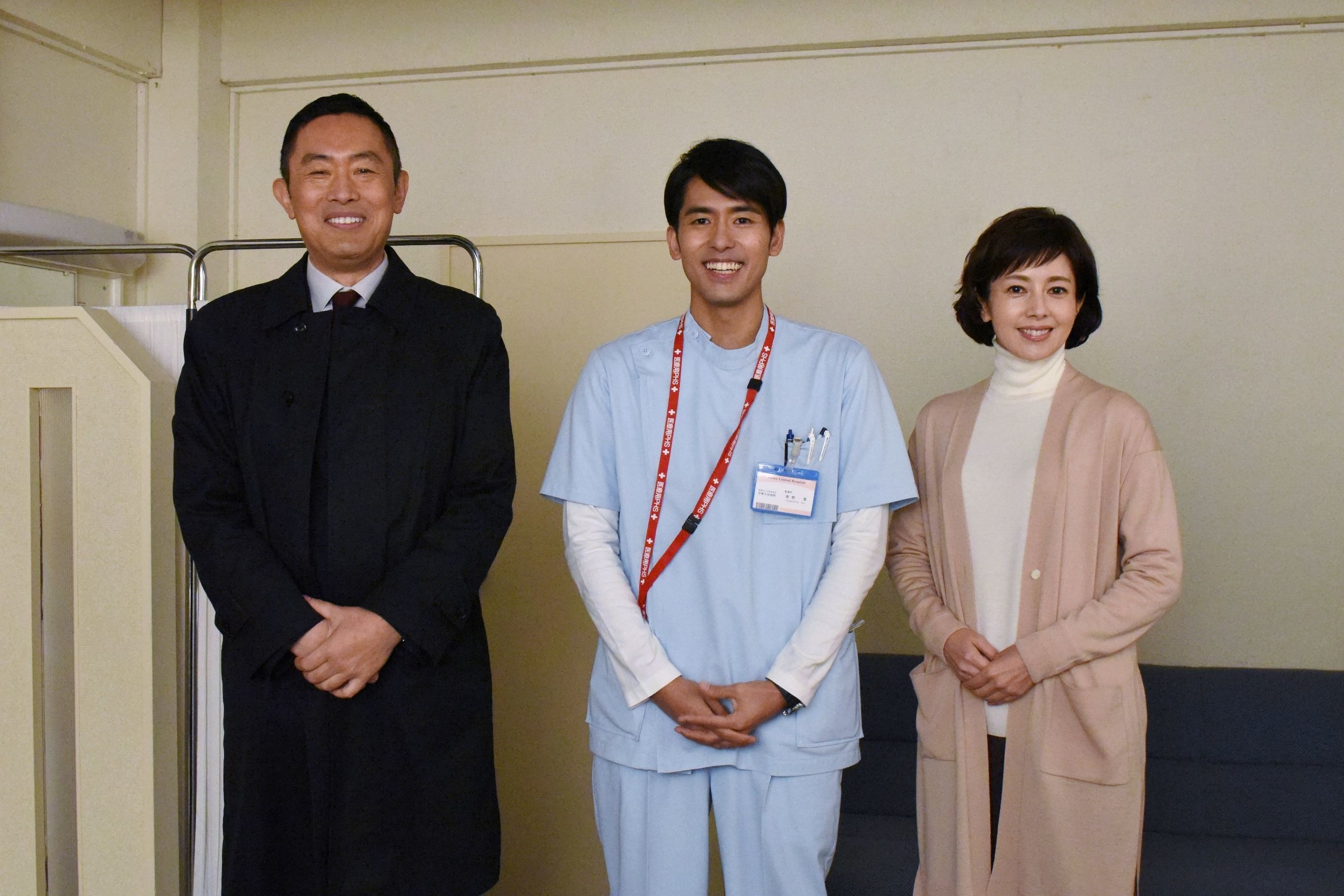 左から、内藤剛志、K、沢口靖子 ドラマ『科捜研の女』オフショット
