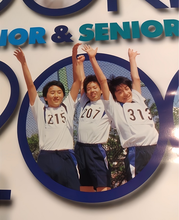 獨協中学・高等学校の2005年のポスターに登場！　中央の友人を挟んで、左が玉征さん、右が玉延さん。 　　　　　　提供：吉田玉延