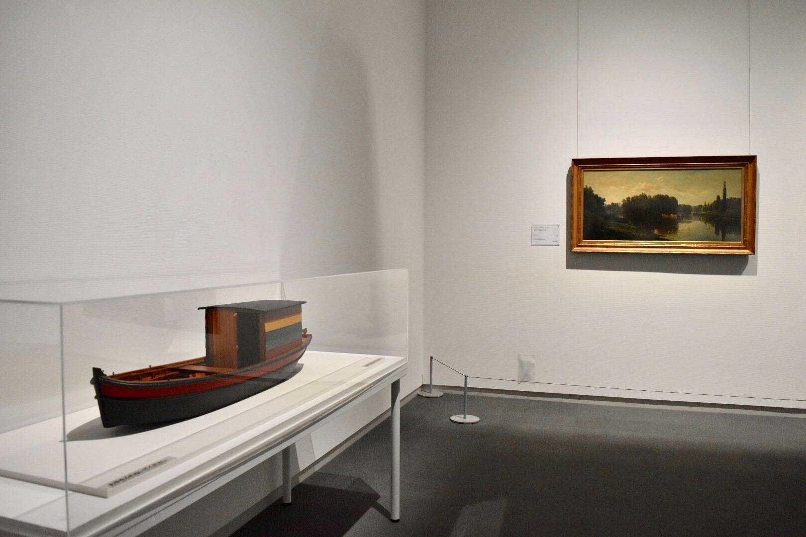 左手前：ダニエル・ラスカン（シャルル＝フランソワ・ドービニー末裔）　《ボタン号の模型》　2006-07年　個人蔵　右奥：シャルル＝フランソワ・ドービニー　《オワーズ川の中州》　1860年頃　公益財団法人村内美術館蔵