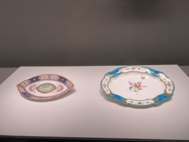 右：大皿（ルイ15世の「ブルー・セレストのセルヴィス」より） 器形：ジャン＝クロード・デュプレシ 1754-1755年 左：ソース入れの盆（「アラベスクのセルヴィス」より） ルイ・ル・マッソン 1786年